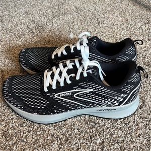 Brooks Women's Levitate 5 Running Shoe, Black/Grey/White | Size 10.5